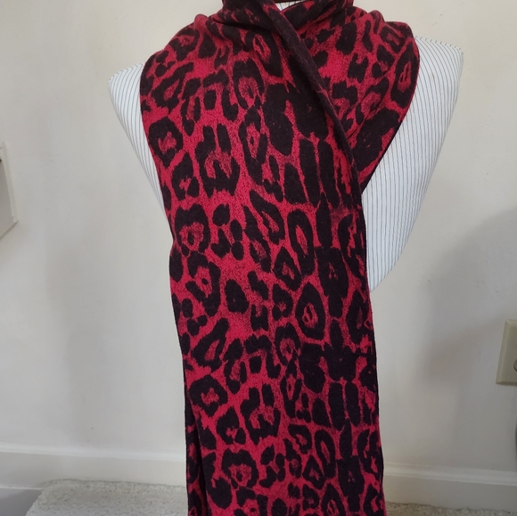 CUDDLY SOFT LONG RED AND BLACK NECK SCARF ANIMAL PRINT - Picture 4 of 5